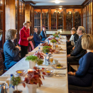 5. november: Dronningen møter representanter for kulturlivet i Dronning Sonja KunstStall. Foto: Heiko Junge / NTB